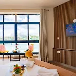 Shoreline Hideaway - Cross Over To The Beach! St Paul's Bay