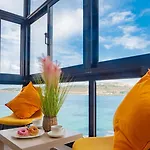 Shoreline Hideaway - Cross Over To The Beach! * St Paul's Bay