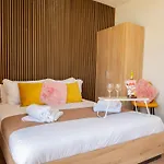 Shoreline Hideaway - Cross Over To The Beach! Apartament St Paul's Bay