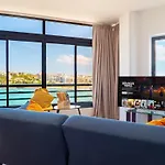Shoreline Hideaway - Cross Over To The Beach! St Paul's Bay