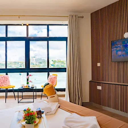 Shoreline Hideaway - Cross Over To The Beach! St. Paul's Bay