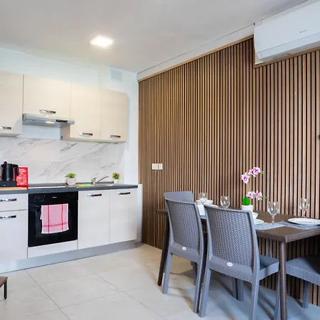 Shoreline Hideaway - Cross Over To The Beach! * St Paul's Bay