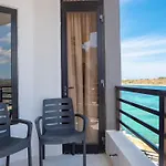Apartamento Shoreline Hideaway - Cross Over To The Beach! *