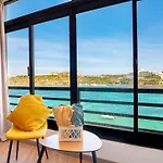 Shoreline Hideaway - Cross Over To The Beach! Apartamento