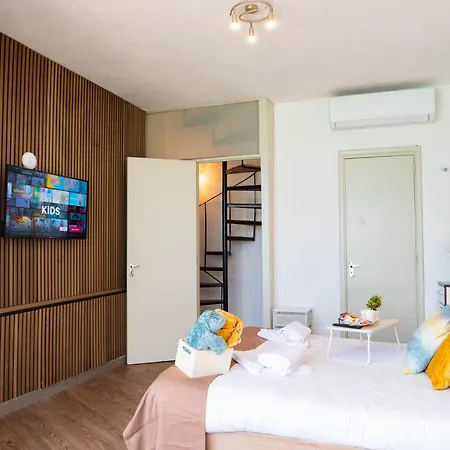 Shoreline Hideaway - Cross Over To The Beach! *