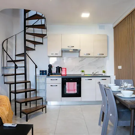 Shoreline Hideaway - Cross Over To The Beach! Apartment