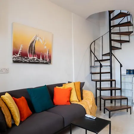 Shoreline Hideaway - Cross Over To The Beach! *