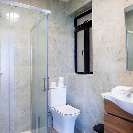 Shoreline Hideaway - Cross Over To The Beach! Apartment *