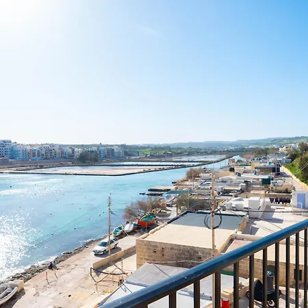 Shoreline Hideaway - Cross Over To The Beach! *