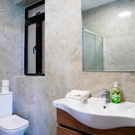 Apartment Shoreline Hideaway - Cross Over To The Beach!