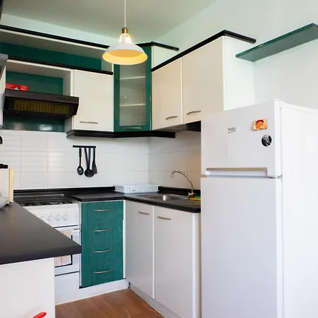 Shoreline Hideaway - Cross Over To The Beach! Apartment *