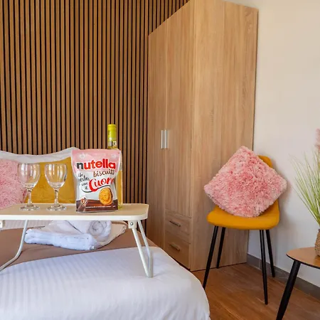 Shoreline Hideaway - Cross Over To The Beach! Apartment St. Paul's Bay