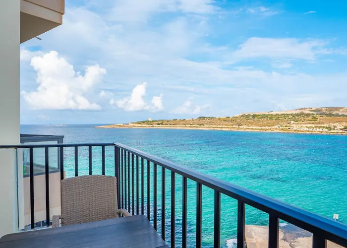 Shoreline Hideaway - Cross Over To The Beach!