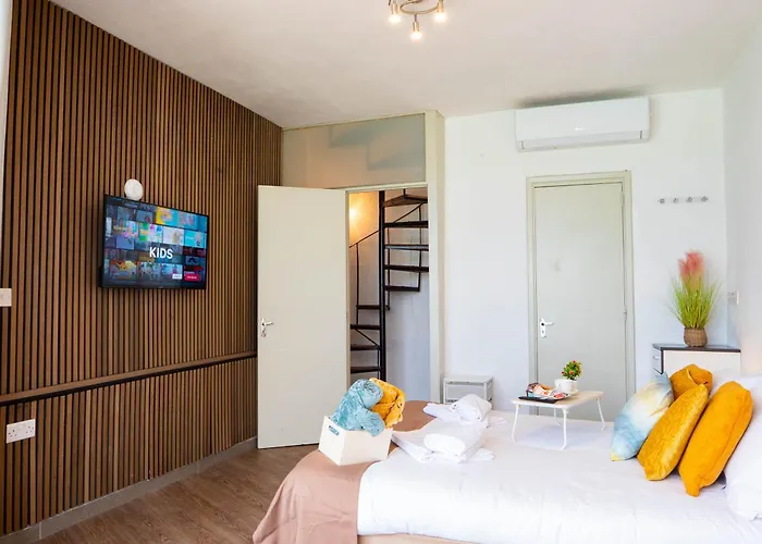 Shoreline Hideaway - Cross Over To The Beach! *