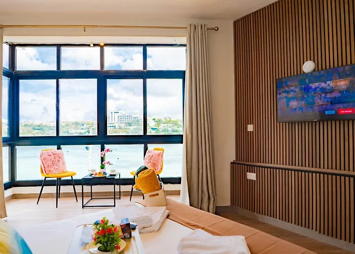 Shoreline Hideaway - Cross Over To The Beach! St. Paul's Bay