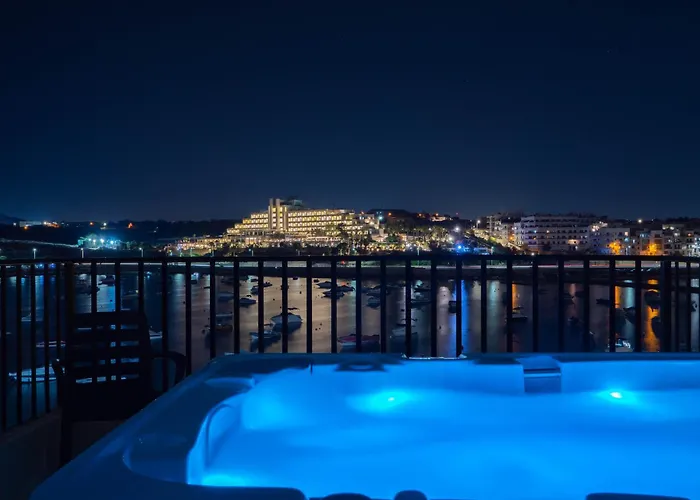 Shoreline Hideaway - Cross Over To The Beach! *