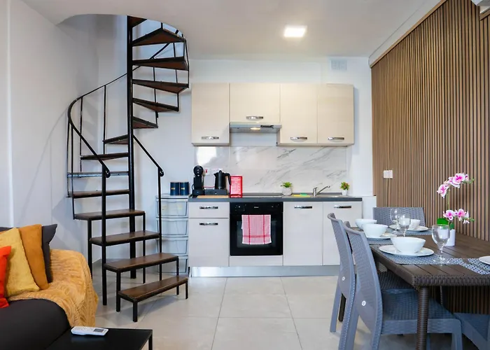 Shoreline Hideaway - Cross Over To The Beach! Apartamento