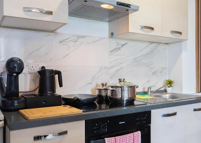 Shoreline Hideaway - Cross Over To The Beach! *