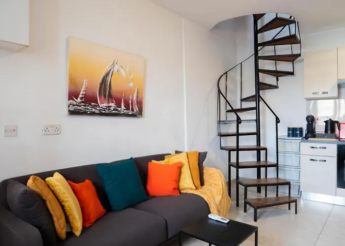 Shoreline Hideaway - Cross Over To The Beach! *