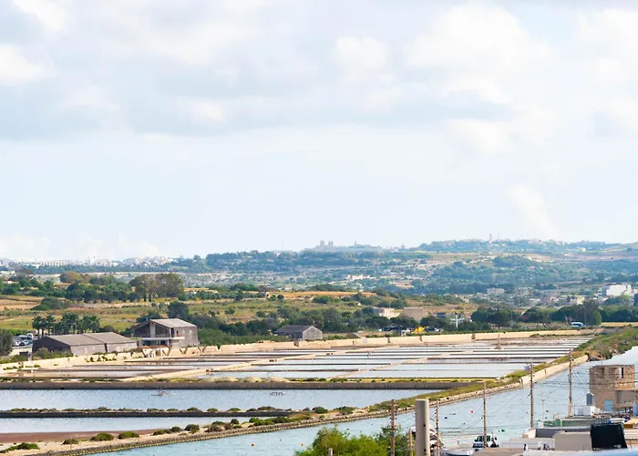 Apartamento Shoreline Hideaway - Cross Over To The Beach! St. Paul's Bay