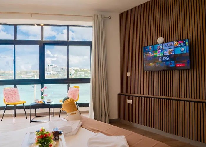 Shoreline Hideaway - Cross Over To The Beach! St. Paul's Bay