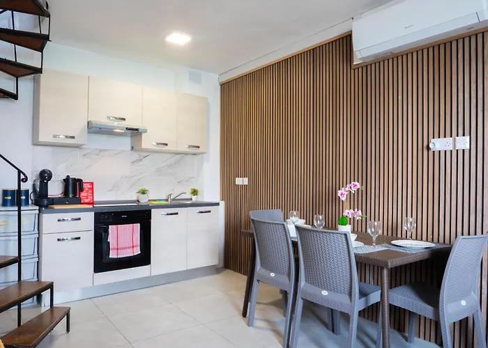 Shoreline Hideaway - Cross Over To The Beach! * St. Paul's Bay