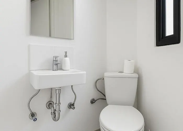 Апартаменты Shoreline Hideaway - Cross Over To The Beach! *