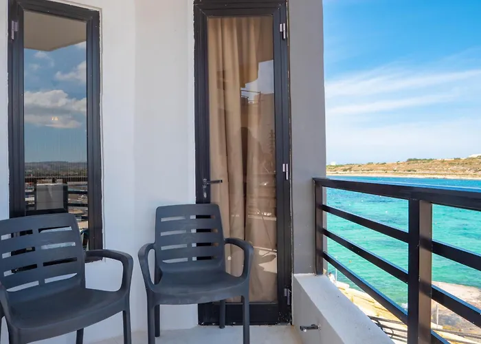 Апартаменты Shoreline Hideaway - Cross Over To The Beach! *