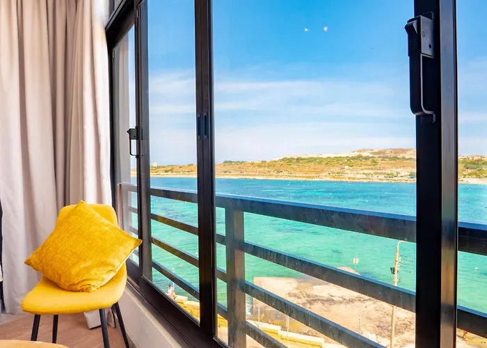 Shoreline Hideaway - Cross Over To The Beach!