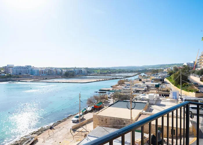 Shoreline Hideaway - Cross Over To The Beach! *