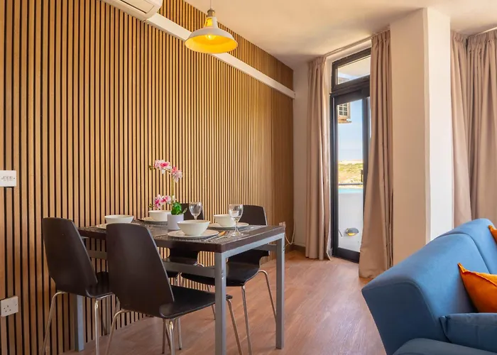 Shoreline Hideaway - Cross Over To The Beach! * St. Paul's Bay