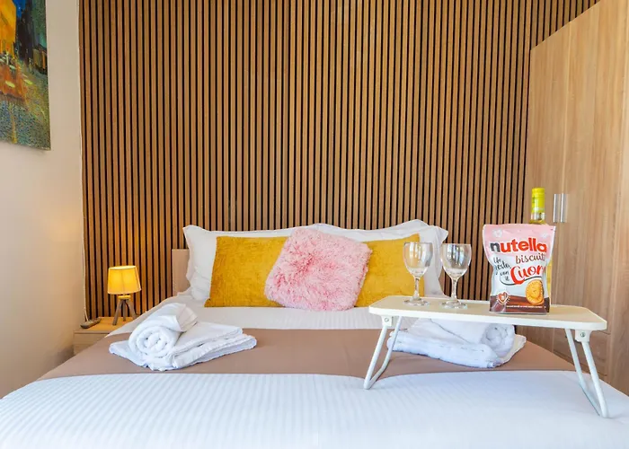 Shoreline Hideaway - Cross Over To The Beach! Apartamento