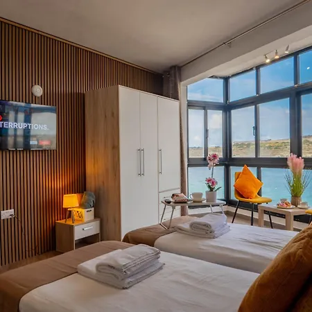 Lägenhet Shoreline Hideaway - Cross Over To The Beach! St. Paul's Bay