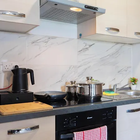 Shoreline Hideaway - Cross Over To The Beach! *