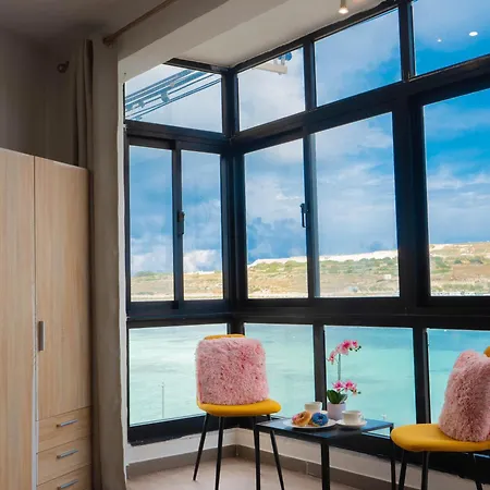 Lägenhet Shoreline Hideaway - Cross Over To The Beach! St. Paul's Bay