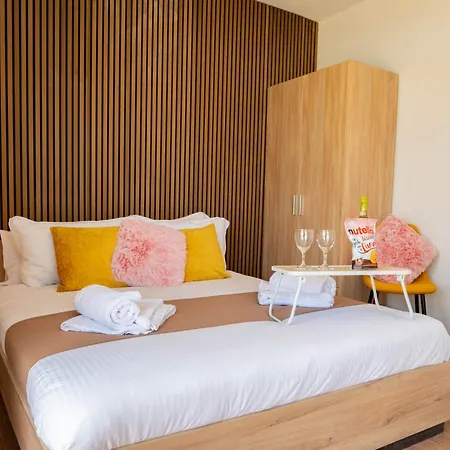 Shoreline Hideaway - Cross Over To The Beach! Lägenhet St. Paul's Bay