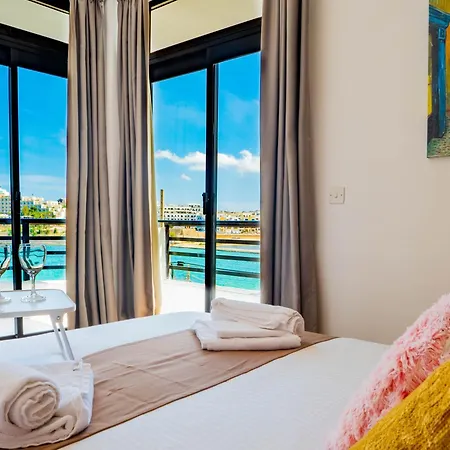 Lägenhet Shoreline Hideaway - Cross Over To The Beach! St. Paul's Bay